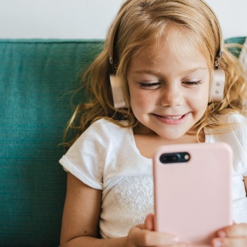 V kolika letech je správné dítěti pořídit první mobilní telefon ?